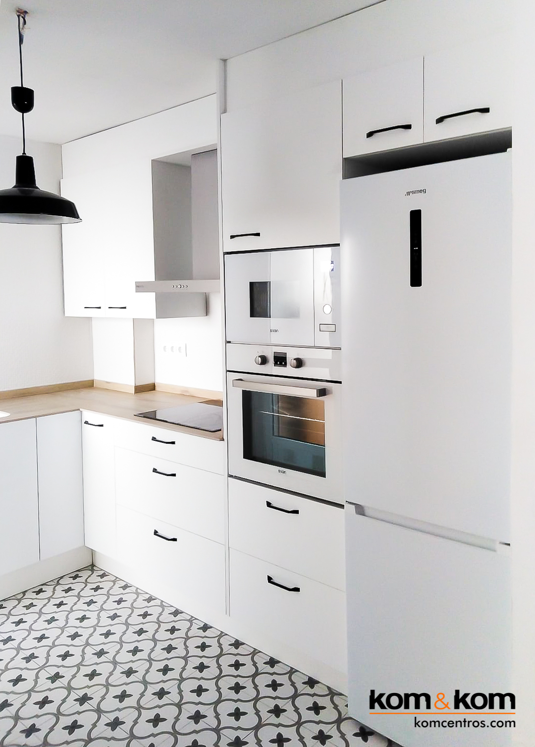 cocina blanca con electrodomésticos blancos